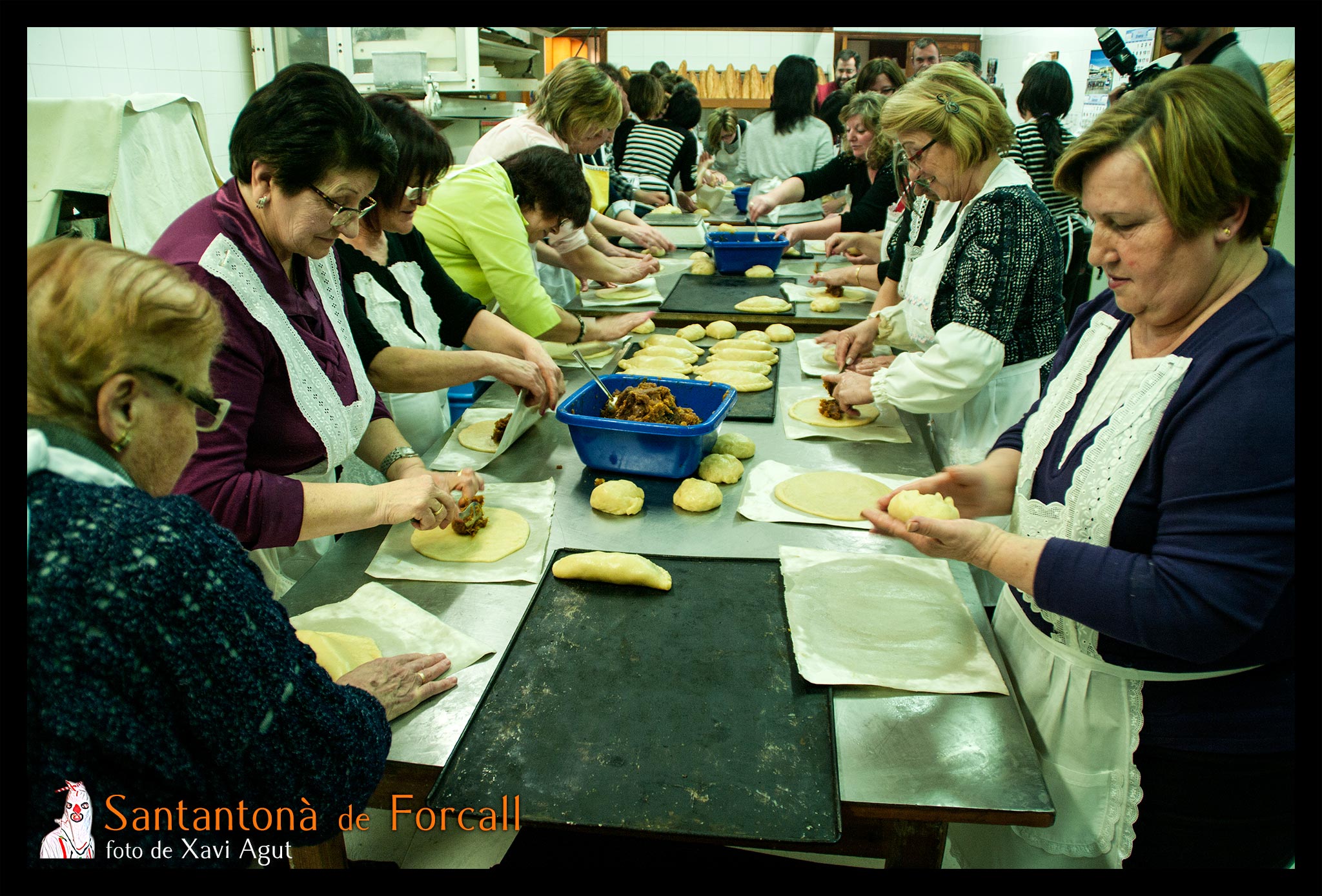 Forn de Paco - Les dones fan les Pastes als forns del Poble.