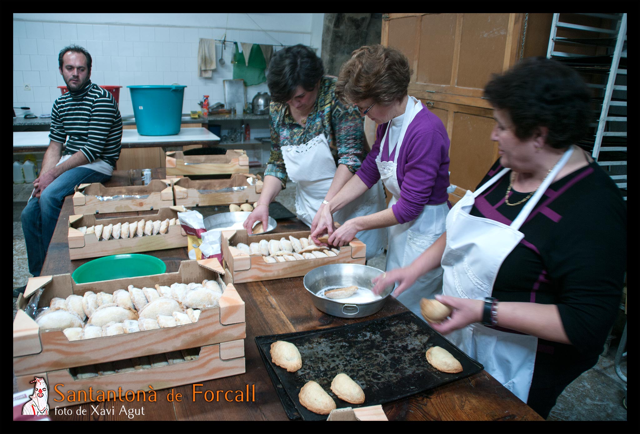 Horno de la Vila - Las mujeres hacen las pastas en los hornos del Pueblo.